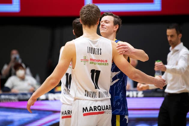 BARMER 2. Basketball Bundesliga ProA Saison 2020 2021 Spieltag 20 am 06.02.2021 Science City Jena vs Phoenix Hagen v.vorn umarmen sich nach dem Spiel Robin Carl Lodders (Jena) und sein Bruder Jannik Lodders (Hagen) Sparkassen Arena Jena