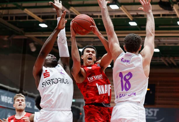 06.02.2021, Basketball, BBL 2020 2021, 16. Spieltag, s.Oliver Wuerzburg - BG Goettingen, GER, s.Oliver Arena in Wuerzburg Bild: v. li. Tai Odiase (BG Goettingen), Tyson Ward (s.Oliver Wuerzburg) und Harper Kamp (BG Goettingen), Copyright: HMBxMedia xHeikoxBecker