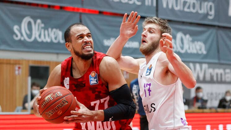 06.02.2021, Basketball, BBL 2020 2021, 16. Spieltag, s.Oliver Wuerzburg - BG Goettingen, GER, s.Oliver Arena in Wuerzburg Bild: v. li. Alex King (s.Oliver Wuerzburg) und Mathis Moenninghoff (BG Goettingen), Copyright: HMBxMedia xHeikoxBecker