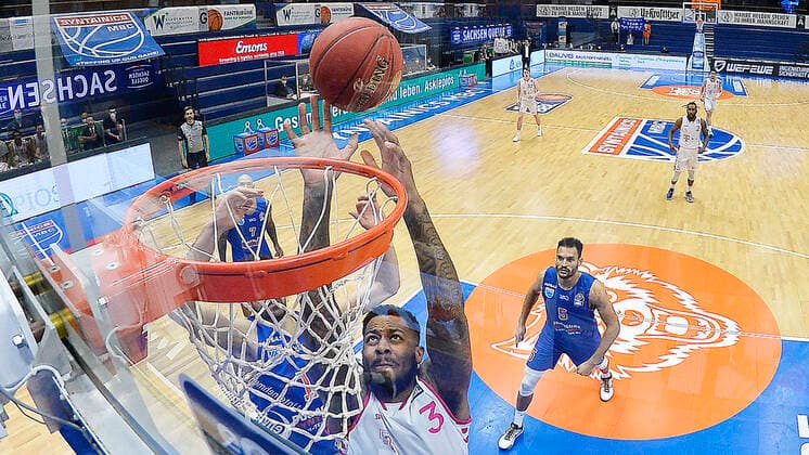 Basketball 1. Bundesliga, Saison 2020 2021, 17. Spieltag, Syntainics MBC Weißenfels vs. Telekom Baskets Bonn (06.02.2021) Zweikampf um am Korb den Ball zwischen James Thompson IV (Center Bonn, Rueckennummer 3) (re.) und Shavon Coleman (MBC Weissenfels, Rueckennummer Nummer 15) (li.) beim Spiel MBC Weißenfels gegen Bonn (06.02.2021) Weißenfels Sachsen-Anhalt Deutschland Stadthalle Weißenfels