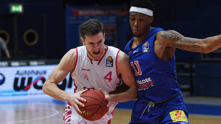 Basketball 1. Bundesliga, Saison 2020 2021, 17. Spieltag, Syntainics MBC Weißenfels vs. Telekom Baskets Bonn (06.02.2021) Zweikampf um den Ball zwischen Strahinja Micovic (Power Forward Bonn, Rueckennummer 4) und Kyndahl Hill (MBC Weissenfels, Rueckennummer Nummer 11) beim Spiel MBC Weißenfels gegen Bonn (06.02.2021) Weißenfels Sachsen-Anhalt Deutschland Stadthalle Weißenfels