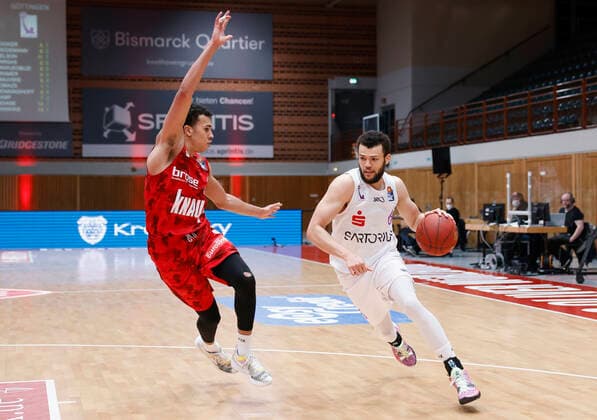 06.02.2021, Basketball, BBL 2020 2021, 16. Spieltag, s.Oliver Wuerzburg - BG Goettingen, GER, s.Oliver Arena in Wuerzburg Bild: v. li. Tyson Ward (s.Oliver Wuerzburg) und Luke Nelson (BG Goettingen), Copyright: HMBxMedia xHeikoxBecker