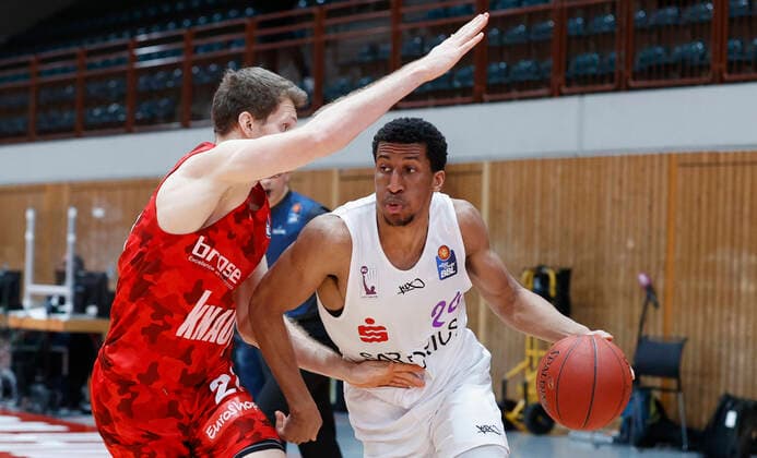 06.02.2021, Basketball, BBL 2020 2021, 16. Spieltag, s.Oliver Wuerzburg - BG Goettingen, GER, s.Oliver Arena in Wuerzburg Bild: v. li. Florian Koch (s.Oliver Wuerzburg) und Aubrey Dawkins (BG Goettingen), Copyright: HMBxMedia xHeikoxBecker