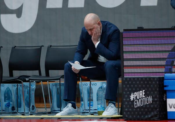 06.02.2021, Basketball, BBL 2020 2021, 16. Spieltag, s.Oliver Wuerzburg - BG Goettingen, GER, s.Oliver Arena in Wuerzburg Bild: Headcoach Denis Wucherer (s.Oliver Wuerzburg) schaut sich nach der Niederlage die Stats an, Copyright: HMBxMedia xHeikoxBecker