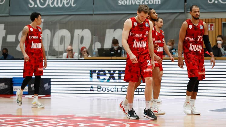 06.02.2021, Basketball, BBL 2020 2021, 16. Spieltag, s.Oliver Wuerzburg - BG Goettingen, GER, s.Oliver Arena in Wuerzburg Bild: Enttaeuschnung bei v. li. Tyson Ward (s.Oliver Wuerzburg), Florian Koch (s.Oliver Wuerzburg), Cameron Hunt (s.Oliver Wuerzburg), Julian Albus (s.Oliver Wuerzburg) und Alex King (s.Oliver Wuerzburg), Copyright: HMBxMedia xHeikoxBecker