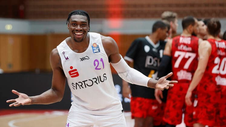 06.02.2021, Basketball, BBL 2020 2021, 16. Spieltag, s.Oliver Wuerzburg - BG Goettingen, GER, s.Oliver Arena in Wuerzburg Bild: freut sich ueber den Sieg, Topscorer Tai Odiase (BG Goettingen), Copyright: HMBxMedia xHeikoxBecker