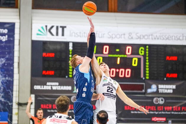 06.02.2021, Herren, Basketball, Saison 2020 2021, 3. Bundesliga, Pro B Süd, College Wizards-Dresden Titans Georg Wilhelm Voigtmann (Titans 13) beim Sprungball mit Eyke Prahst (College Wizards 22) Karlsruhe Institut für und Sportwis Baden-Württemberg Germany