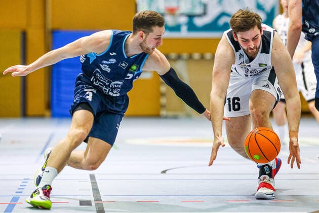 06.02.2021, Herren, Basketball, Saison 2020 2021, 3. Bundesliga, Pro B Süd, College Wizards-Dresden Titans Moritz B?r (College Wizards 16) kämpft um den Ball. Karlsruhe Institut für und Sportwis Baden-Württemberg Germany