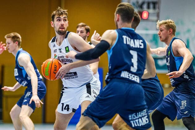 06.02.2021, Herren, Basketball, Saison 2020 2021, 3. Bundesliga, Pro B Süd, College Wizards-Dresden Titans Florian Rothenberg (College Wizards 14) am Ball im Zweikampf gegen Bryan Nießen (Titans 3) Karlsruhe Institut für und Sportwis Baden-Württemberg Germany