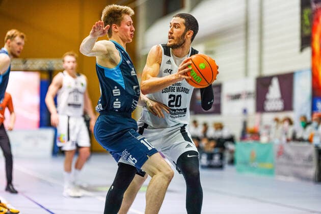 06.02.2021, Herren, Basketball, Saison 2020 2021, 3. Bundesliga, Pro B Süd, College Wizards-Dresden Titans Alexander Thompson (College Wizards 20) am Ball im Zweikampf. Karlsruhe Institut für und Sportwis Baden-Württemberg Germany