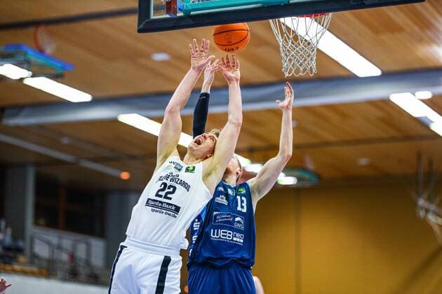 06.02.2021, Herren, Basketball, Saison 2020 2021, 3. Bundesliga, Pro B Süd, College Wizards-Dresden Titans Eyke Prahst (College Wizards 22) im Zweikampf gegen Georg Wilhelm Voigtmann (Titans 13) Karlsruhe Institut für und Sportwis Baden-Württemberg Germany
