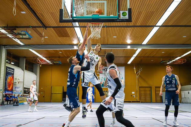 06.02.2021, Herren, Basketball, Saison 2020 2021, 3. Bundesliga, Pro B Süd, College Wizards-Dresden Titans Eyke Prahst (College Wizards 22) wirft den Ball im Sprung. Karlsruhe Institut für und Sportwis Baden-Württemberg Germany