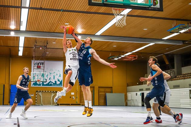 06.02.2021, Herren, Basketball, Saison 2020 2021, 3. Bundesliga, Pro B Süd, College Wizards-Dresden Titans Rouven Roessler (College Wizards 33) im Duell gegen Georg Wilhelm Voigtmann (Titans 13) Karlsruhe Institut für und Sportwis Baden-Württemberg Germany