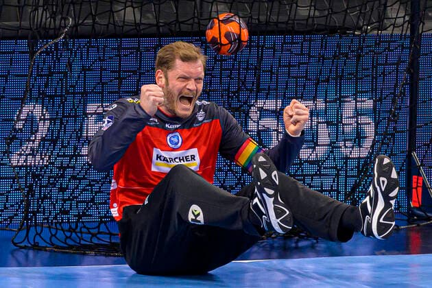 Bilder des Jahres 2021, Sport 02 Februar Sport Themen der Woche KW05 Sport Bilder des Tages Stuttgart, Deutschland 06. Februar 2021: HBL - 20 21 - TVB 1898 Stuttgart vs. HSC 2000 Coburg Torhueter Johannes Bitter (Stuttgart) aergerlich ärgerlich, sauer, wütend wuetend. schreit. tobt. Stuttgart Porsche Arena Baden-Württemberg Deutschland *** Stuttgart, Germany 06 February 2021 HBL 20 21 TVB 1898 Stuttgart vs HSC 2000 Coburg goalkeeper Johannes Bitter Stuttgart aergerlich ärgerlich, sauer, wütend wuetend schreit raves Stuttgart Porsche Arena Baden Württemberg Germany