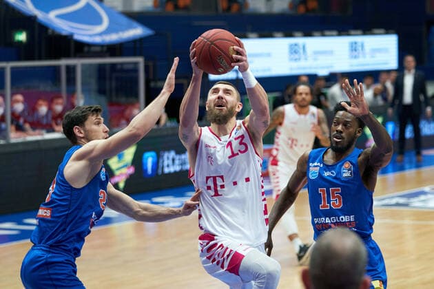 Syntainics MBC - Telekom Baskets Bonn, Basketball, Bundesliga, Maenner, 17. Spieltag, 06.02.2021, v.l.: Michal Michalak (MBC, 23), Deividas Gailius (Bonn, 13), Shavon Coleman (MBC, 15). Syntainics MBC - Telekom Baskets Bonn, Basketball, Bundesliga, Maenner, 17. Spieltag, 06.02.2021, Weissenfels
