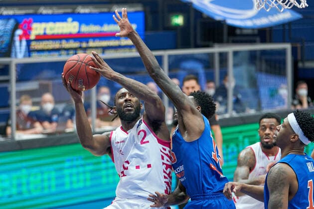 Syntainics MBC - Telekom Baskets Bonn, Basketball, Bundesliga, Maenner, 17. Spieltag, 06.02.2021, v.l.: Xavier Pollard (Bonn, 2), Shavon Coleman (MBC, 15). Syntainics MBC - Telekom Baskets Bonn, Basketball, Bundesliga, Maenner, 17. Spieltag, 06.02.2021, Weissenfels