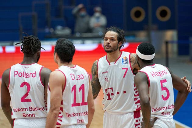 Syntainics MBC - Telekom Baskets Bonn, Basketball, Bundesliga, Maenner, 17. Spieltag, 06.02.2021, die Baskets Xavier Pollard (Bonn, 2), Anthony DiLeo (Bonn, 11), Chris Babb (Bonn, 7), Josh Hagins (Bonn, 5) nach ihrem 97:103 Sieg. Syntainics MBC - Telekom Baskets Bonn, Basketball, Bundesliga, Maenner, 17. Spieltag, 06.02.2021, Weissenfels