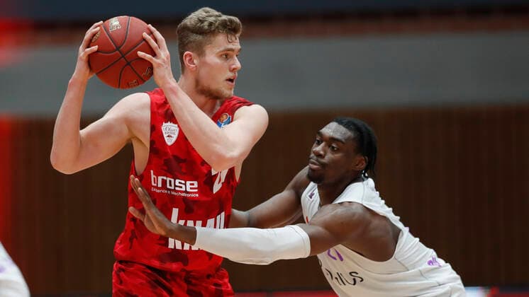 06.02.2021, Basketball, BBL 2020 2021, 16. Spieltag, s.Oliver Wuerzburg - BG Goettingen, GER, s.Oliver Arena in Wuerzburg Bild: v. li. Jonas Weitzel (s.Oliver Wuerzburg) und Tai Odiase (BG Goettingen), Copyright: HMBxMedia xHeikoxBecker