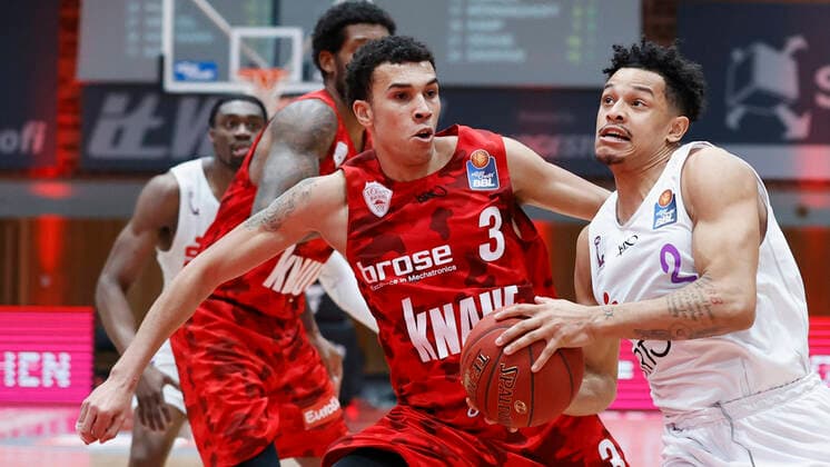 06.02.2021, Basketball, BBL 2020 2021, 16. Spieltag, s.Oliver Wuerzburg - BG Goettingen, GER, s.Oliver Arena in Wuerzburg Bild: v. li. Tyson Ward (s.Oliver Wuerzburg) und Nelson Weidemann (BG Goettingen), Copyright: HMBxMedia xHeikoxBecker