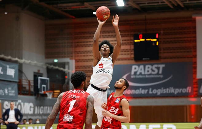 06.02.2021, Basketball, BBL 2020 2021, 16. Spieltag, s.Oliver Wuerzburg - BG Goettingen, GER, s.Oliver Arena in Wuerzburg Bild: v. li. Perry Jones III (s.Oliver Wuerzburg), Deishuan Booker (BG Goettingen) und Cameron Hunt (s.Oliver Wuerzburg), Copyright: HMBxMedia xHeikoxBecker