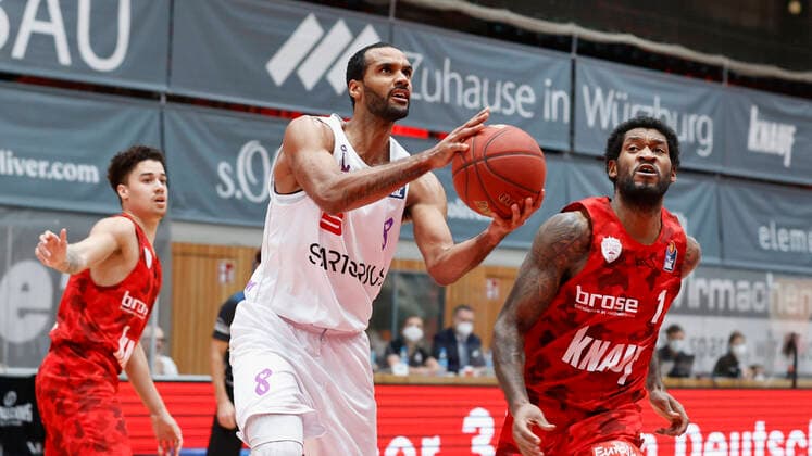 06.02.2021, Basketball, BBL 2020 2021, 16. Spieltag, s.Oliver Wuerzburg - BG Goettingen, GER, s.Oliver Arena in Wuerzburg Bild: v. li. Joshua Obiesie (s.Oliver Wuerzburg), Akeem Vargas (BG Goettingen) und Perry Jones III (s.Oliver Wuerzburg), Copyright: HMBxMedia xHeikoxBecker
