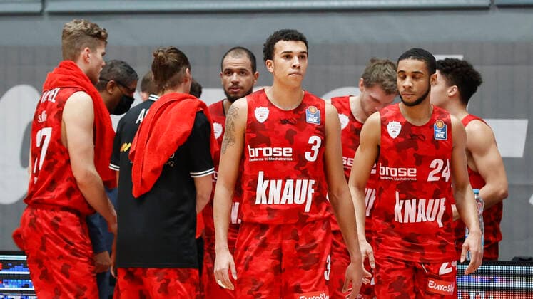 06.02.2021, Basketball, BBL 2020 2021, 16. Spieltag, s.Oliver Wuerzburg - BG Goettingen, GER, s.Oliver Arena in Wuerzburg Bild: Enttaeuschung bei der Mannschaft von s.Oliver Wuerzburg, Copyright: HMBxMedia xHeikoxBecker