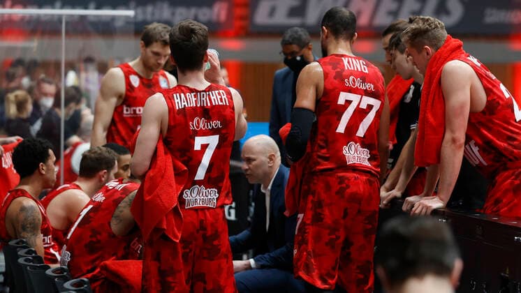 06.02.2021, Basketball, BBL 2020 2021, 16. Spieltag, s.Oliver Wuerzburg - BG Goettingen, GER, s.Oliver Arena in Wuerzburg Bild: Auszeit mit Headcoach Denis Wucherer (s.Oliver Wuerzburg), Copyright: HMBxMedia xHeikoxBecker