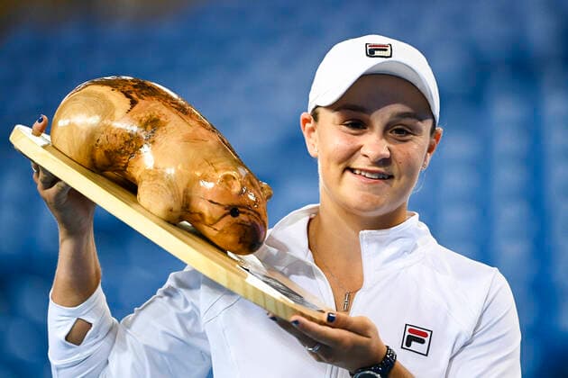 Bilder des Jahres 2021, Sport 02 Februar Sport Themen der Woche KW05 Sport Bilder des Tages TENNIS YARRA VALLEY CLASSIC, Ashleigh Barty of Australia poses with the trophy after winning the Yarra Valley Classic - WTA, Tennis Damen 500 final match against Garbine Muguruza of Spain at Melbourne Park in Melbourne, Sunday, February 7, 2021. ( NO ARCHIVING, EDITORIAL USE ONLY, NO USE IN BOOKS WITHOUT CONSENT MELBOURNE VIC AUSTRALIA  Copyright: xDAVExHUNTx 20210207001518860864