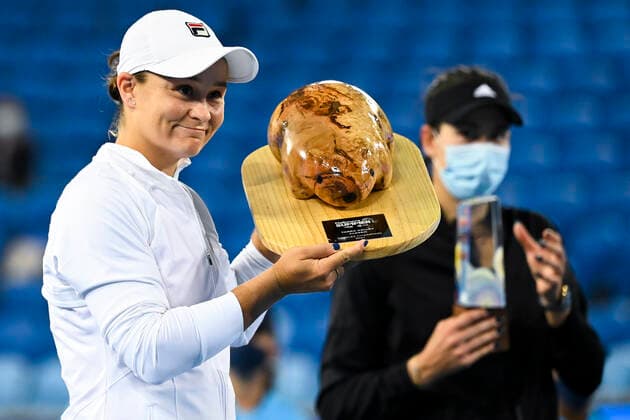 TENNIS YARRA VALLEY CLASSIC, Ashleigh Barty of Australia poses with the trophy after winning the Yarra Valley Classic - WTA, Tennis Damen 500 final match against Garbine Muguruza of Spain at Melbourne Park in Melbourne, Sunday, February 7, 2021. ( NO ARCHIVING, EDITORIAL USE ONLY, NO USE IN BOOKS WITHOUT CONSENT MELBOURNE VIC AUSTRALIA  Copyright: xDAVExHUNTx 20210207001518860910