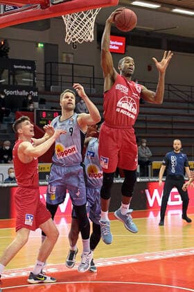 06.02.2021, xovx, Basketball 1. Bundesliga, JobStairs Gießen 46ers - HAKRO Merlins Crailsheim v.l. Alen Pjanic (Gießen 46ers), Fabian Bleck (Hakro Merlins Crailsheim), Haywood Highsmith (Hakro Merlins Crailsheim), Brandon Thomas (Gießen 46ers) Gießen Sporthalle Gießen-Ost Hessen Deutschland (DE)