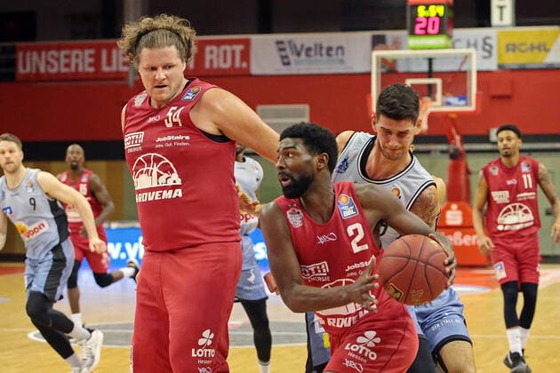 06.02.2021, xovx, Basketball 1. Bundesliga, JobStairs Gießen 46ers - HAKRO Merlins Crailsheim v.l. John Bryant (Gießen 46ers), Isaac Hamilton (Gießen 46ers), Bogdan Radosavljevic (Hakro Merlins Crailsheim) Gießen Sporthalle Gießen-Ost Hessen Deutschland (DE)