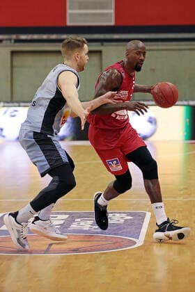 06.02.2021, xovx, Basketball 1. Bundesliga, JobStairs Gießen 46ers - HAKRO Merlins Crailsheim v.l. Fabian Bleck (Hakro Merlins Crailsheim), Brandon Bowman (Gießen 46ers) Gießen Sporthalle Gießen-Ost Hessen Deutschland (DE)