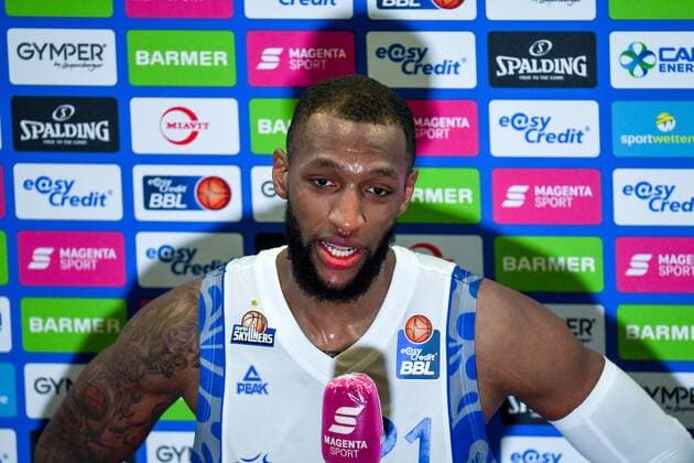 GER, Basketball, RASTA Vechta vs Fraport Skyliners 06.02.2020, RASTA Dome, Vechta, GER, easy Credit-BBL, RASTA Vechta vs Fraport Skyliners, im Bild nach der Niederlage beim Interwiew Josh Kamari MURPHY (Fraport Skyliners 21 )