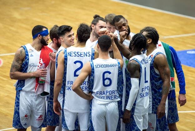 GER, Basketball, RASTA Vechta vs Fraport Skyliners 06.02.2020, RASTA Dome, Vechta, GER, easy Credit-BBL, RASTA Vechta vs Fraport Skyliners, im Bild Nach dem Sieg im Kreis FraportSkyliners