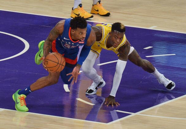 Bilder des Jahres 2021, Sport 02 Februar Sport Themen der Woche KW05 Detroit Pistons guard Delon Wright gains control of the ball after the attempted steal by Los Angeles Lakers point guard Dennis Schroder during the third quarter at Staples Center in Los Angeles on Saturday, February 6, 2021. The Lakers defeated the Pistons 135-129 in double-overtime.  LAP2021020642 JIMxRUYMEN