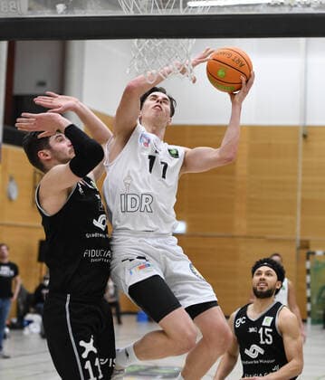 2. Basketball-Bundesliga: ART Giants - WWU Baskets Münster 06.02.2021. Mark Gebhardt (Giants) beim Korbwurf. Links: Helge Baues (Münster).