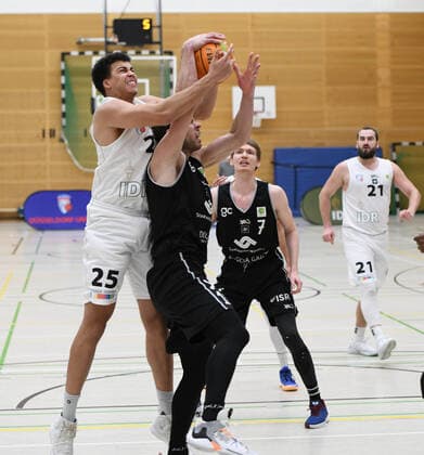 2. Basketball-Bundesliga: ART Giants - WWU Baskets Münster 06.02.2021. Neuzugang Benjamin Uzoma (Giants li.) versucht den Ball von Kai Hänig (Münster) zu erobern.