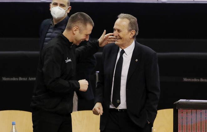 Schiedsrichter Robert Lottermoser, Trainer Aito Garcia Reneses Basketball BBL Bundesliga Herren Saison 2020 2021 07.02.2021 ALBA Berlin vs. Niners Chemnitz