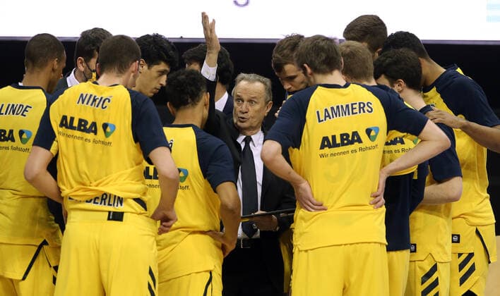 Trainer Aito Garcia Reneses redend zeigend, Mannschaft Basketball BBL Bundesliga Herren Saison 2020 2021 07.02.2021 ALBA Berlin vs. Niners Chemnitz