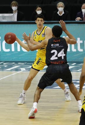Simone Fontecchio, George King Aktion Spielszene Zweikampf Basketball BBL Bundesliga Herren Saison 2020 2021 07.02.2021 ALBA Berlin vs. Niners Chemnitz