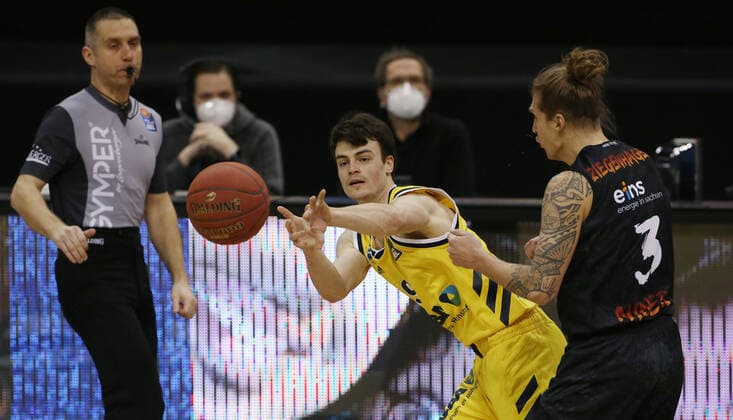 Schiedsrichter Robert Lottermoser, Jonas Mattissek, Malte Ziegenhagen Aktion Spielszene Zweikampf Basketball BBL Bundesliga Herren Saison 2020 2021 07.02.2021 ALBA Berlin vs. Niners Chemnitz