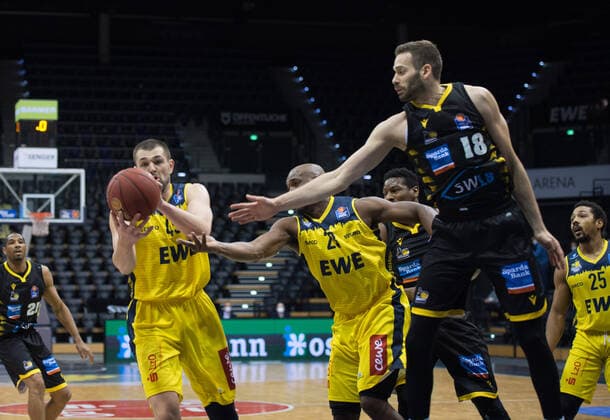GER, Basketball, EWE Baskets Oldenburg vs medi bayreuth 07.02.2021, EWE Arena, Oldenburg, GER, easy Credit-BBL, EWE Baskets Oldenburg vs MHP Riesen Ludwigsburg, im Bild Nathan BOOTHE (EWE Baskets Oldenburg 45 ) Rickey PAULDING (EWE Baskets Oldenburg 23 ) Jonas WOHLFARTH-BOTTERMANN ( MHP Riesen Ludwigsburg 18 )