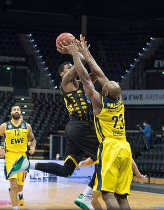 GER, Basketball, EWE Baskets Oldenburg vs medi bayreuth 07.02.2021, EWE Arena, Oldenburg, GER, easy Credit-BBL, EWE Baskets Oldenburg vs MHP Riesen Ludwigsburg, im Bild Yorman POLAS BARTOLO ( MHP Riesen Ludwigsburg 13 ) Rickey PAULDING (EWE Baskets Oldenburg 23 )