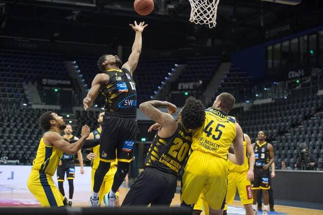 GER, Basketball, EWE Baskets Oldenburg vs medi bayreuth 07.02.2021, EWE Arena, Oldenburg, GER, easy Credit-BBL, EWE Baskets Oldenburg vs MHP Riesen Ludwigsburg, im Bild Yorman POLAS BARTOLO ( MHP Riesen Ludwigsburg 13 ) Phil PRESSEY (EWE Baskets Oldenburg 25 ) Desi RODRIGUEZ ( MHP Riesen Ludwigsburg 20 ) ml45