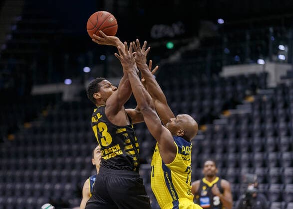Oldenburg, Niedersachsen, DEU, 07.02.2021, Yorman Polas Bartolo (links, MHP Riesen Ludwigsburg) und Rickey Paulding (rechts, EWE Baskets Oldenburg). EWE Baskets Oldenburg vs. MHP Riesen Ludwigsburg. 1. Basketball-Bundesliga Saison 2020 2021, 16. Spieltag, Grosse EWE Arena. EWE Baskets Oldenburg vs. s.Oliver Würzburg