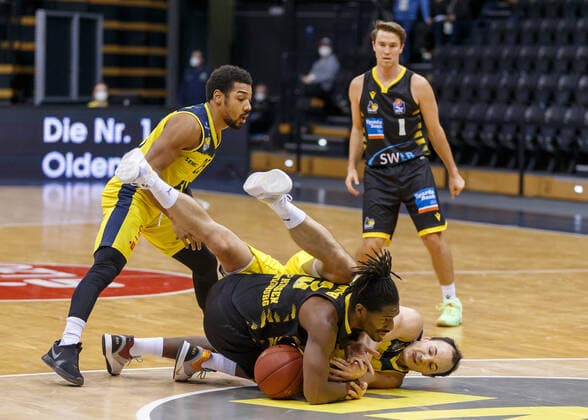Oldenburg, Niedersachsen, DEU, 07.02.2021, Jaleen Smith (Mitte, MHP Riesen Ludwigsburg), Karsten Tadda (rechts, EWE Baskets Oldenburg), Phil Pressey (links, EWE Baskets Oldenburg). EWE Baskets Oldenburg vs. MHP Riesen Ludwigsburg. 1. Basketball-Bundesliga Saison 2020 2021, 16. Spieltag, Grosse EWE Arena. EWE Baskets Oldenburg vs. s.Oliver Würzburg