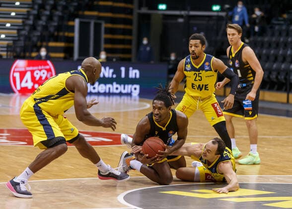 Oldenburg, Niedersachsen, DEU, 07.02.2021, Jaleen Smith (Mitte, MHP Riesen Ludwigsburg)m Rickey Paulding (links, EWE Baskets Oldenburg) und Karsten Tadda (rechts, EWE Baskets Oldenburg). EWE Baskets Oldenburg vs. MHP Riesen Ludwigsburg. 1. Basketball-Bundesliga Saison 2020 2021, 16. Spieltag, Grosse EWE Arena. EWE Baskets Oldenburg vs. s.Oliver Würzburg