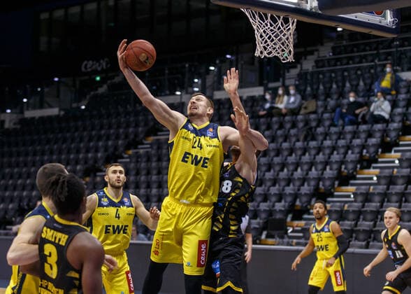 Oldenburg, Niedersachsen, DEU, 07.02.2021, Rasid Mahalbasic (Mitte, EWE Baskets Oldenburg) und Lukas Herzog (MHP Riesen Ludwigsburg). EWE Baskets Oldenburg vs. MHP Riesen Ludwigsburg. 1. Basketball-Bundesliga Saison 2020 2021, 16. Spieltag, Grosse EWE Arena. EWE Baskets Oldenburg vs. s.Oliver Würzburg