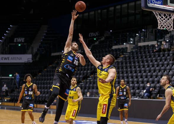 Oldenburg, Niedersachsen, DEU, 07.02.2021, Jonas Wohlfarth-Bottermann (links, MHP Riesen Ludwigsburg) und Rasid Mahalbasic (rechts, EWE Baskets Oldenburg), EWE Baskets Oldenburg vs. MHP Riesen Ludwigsburg. 1. Basketball-Bundesliga Saison 2020 2021, 16. Spieltag, Grosse EWE Arena. EWE Baskets Oldenburg vs. s.Oliver Würzburg