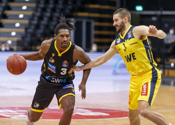 Oldenburg, Niedersachsen, DEU, 07.02.2021, Jaleen Smith (links, MHP Riesen Ludwigsburg) und Braydon Hobbs (rechts, EWE Baskets Oldenburg). EWE Baskets Oldenburg vs. MHP Riesen Ludwigsburg. 1. Basketball-Bundesliga Saison 2020 2021, 16. Spieltag, Grosse EWE Arena. EWE Baskets Oldenburg vs. s.Oliver Würzburg